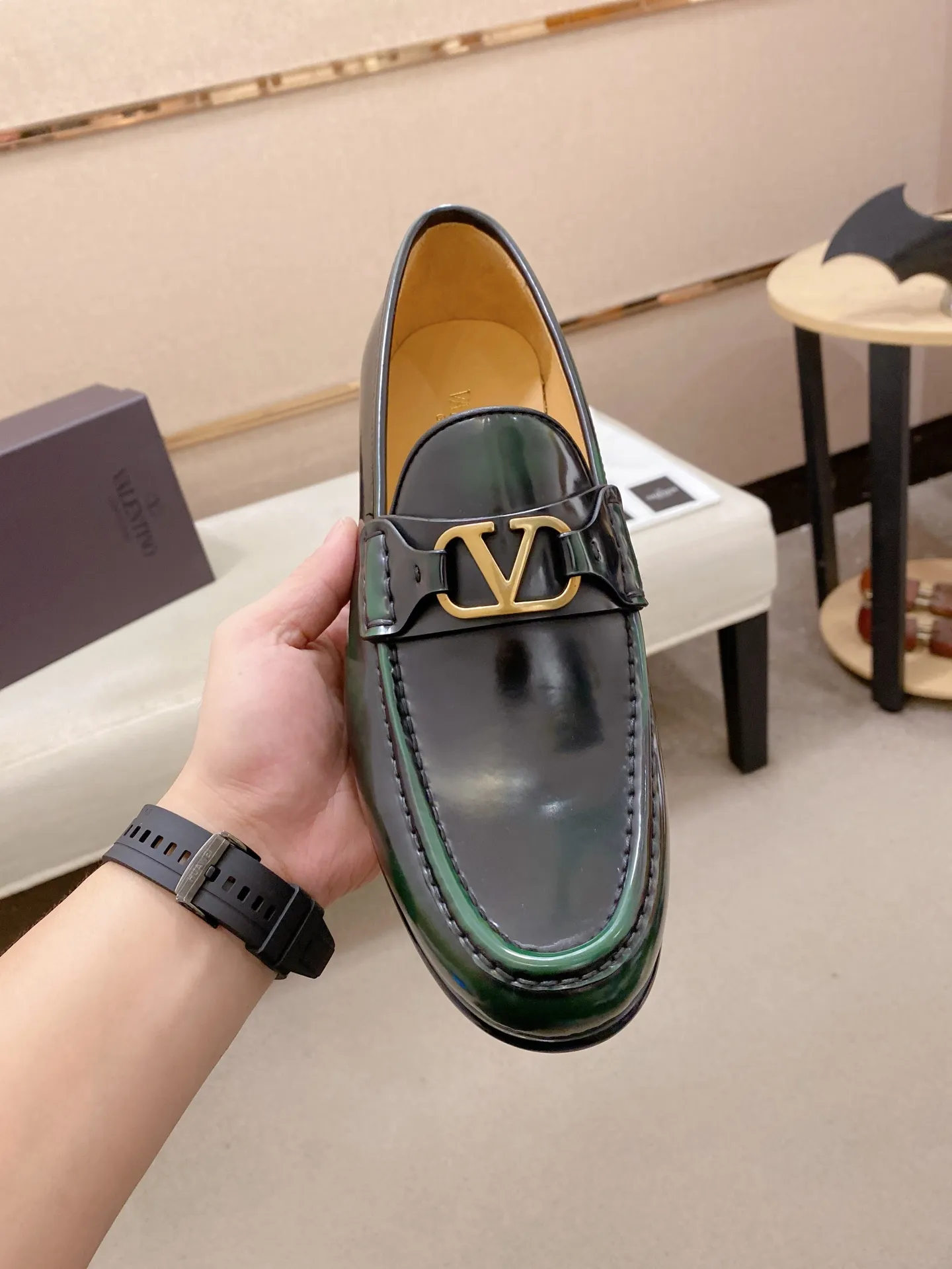 Factory price: 700💰Valentino's new men's V logo micro-label business casual loafers. These Derby loafers are made of imported cowhide leather. They are light in texture and cool in style. The uppers are decorated with brand logo buckles, highlighting the big-brand style! The lines reveal novel urban trends. The toe is round and full, and the rubber foam sole and triple protruding leather welt complement each other. It is extremely fashionable and charming, with dyed calfskin lining, genuine leather feet, and standard logo decoration. It is simple yet elegant. It has a classic European and American loose style and is extremely comfortable on the feet. Size: 39-44 (38.45. Customized)